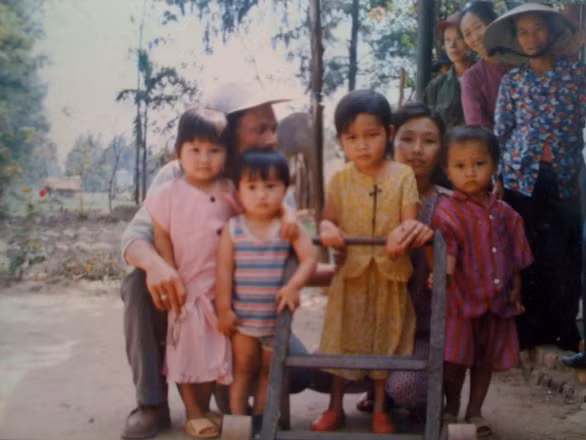 Trà My có tuổi thơ ốm đau nhưng rất hiếu động (Trà My cầm ghế đẩy) - Ảnh: NVCC