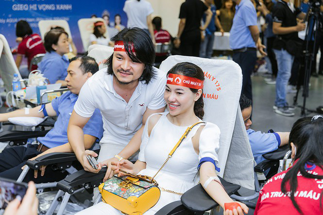 Đạo diễn Hoàng Nhật Nam và bà Phạm Kim Dung - Phó trưởng BTC cuộc thi Hoa hậu Việt Nam 2020 rạng rỡ tham gia hiến máu.