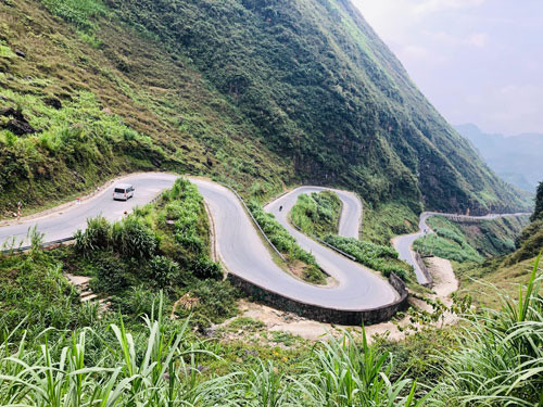 Cung đường quanh co đẹp như dải lụa ở Hà Giang.Ảnh: BẠCH HOÀNG DƯƠNG