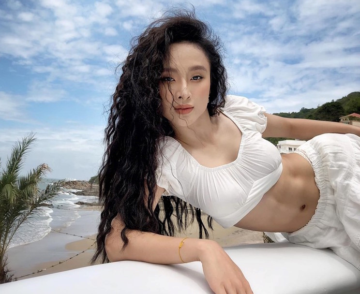 "Nữ hoàng thị phi" Angela Phương Trinh khoe dáng vóc gợi cảm.