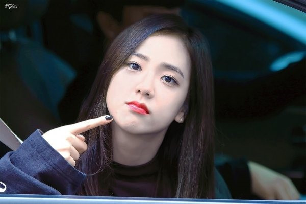 1. Jisoo - BlackPink: Jisoo sinh năm 1995, là chị cả và là gương mặt đại diện nhóm nhạc nữ BlackPink. Sở hữu vẻ ngoài nổi bật, cô còn được xem là một trong những mỹ nhân thế hệ mới của showbiz xứ kim chi. Bên cạnh khả năng ca hát, nữ nghệ sĩ còn tham gia diễn xuất.