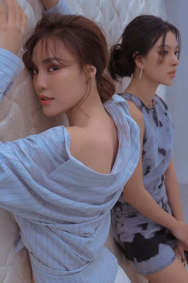 Bộ trang phục với tone pastel chủ đạo và gam màu xanh dương khá dịu mắt đã giúp cho Ninh Dương Lan Ngọc và Tú Hảo có một sự kết hợp nhẹ nhàng, tinh tế