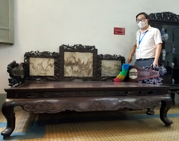 Chiếc quý phi sàng trong phòng trưng bày Vương Hồng Sển được nhân viên bảo tàng vệ sinh thường nhật trong mùa dịch Covid-19 - Ảnh: L.ĐIỀN Chiếc quý phi sàng trong phòng trưng bày Vương Hồng Sển được nhân viên bảo tàng vệ sinh thường nhật trong mùa dịch Covid-19 - Ảnh: L.ĐIỀN
