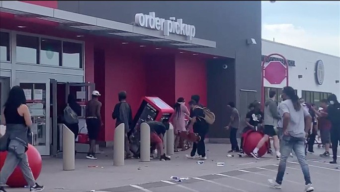  Một số người biểu tình quá khích đập phá. Ảnh: AA