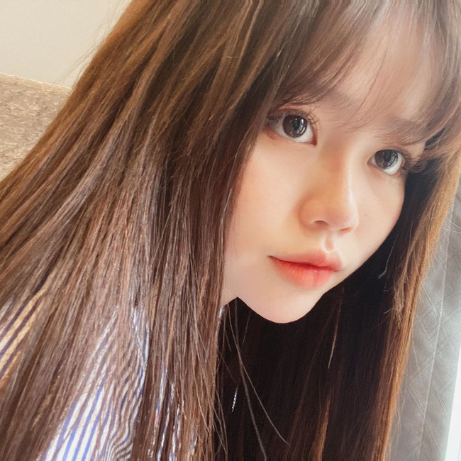 Cận gương mặt xinh đẹp chuẩn hot girl của Huỳnh Anh - người đẹp được cho là bạn gái mới cầu thủ Quang Hải.