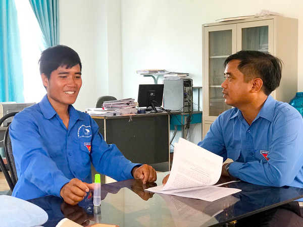 Anh Đinh Văn Hlinh (bên trái ảnh) làm một trong những thanh niên trẻ tiêu biểu của huyện Kông Chro. Ảnh: T.D