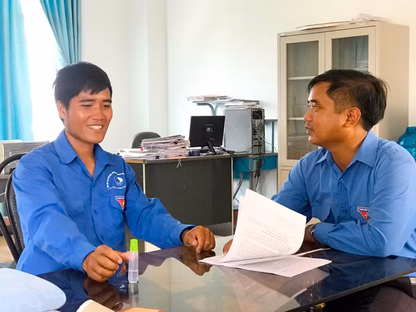 Anh Đinh Văn Hlinh (bên trái ảnh) làm một trong những thanh niên trẻ tiêu biểu của huyện Kông Chro. Ảnh: T.D