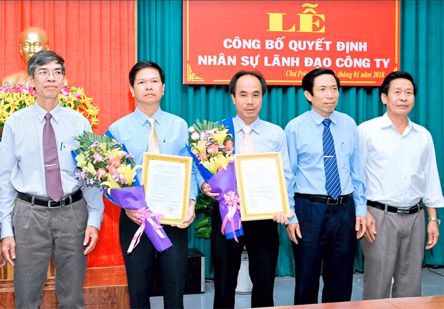  Trao quyết định bổ nhiệm nhân sự lãnh đạo Công ty Cao su Chư Prông. Ảnh: Đ.Y