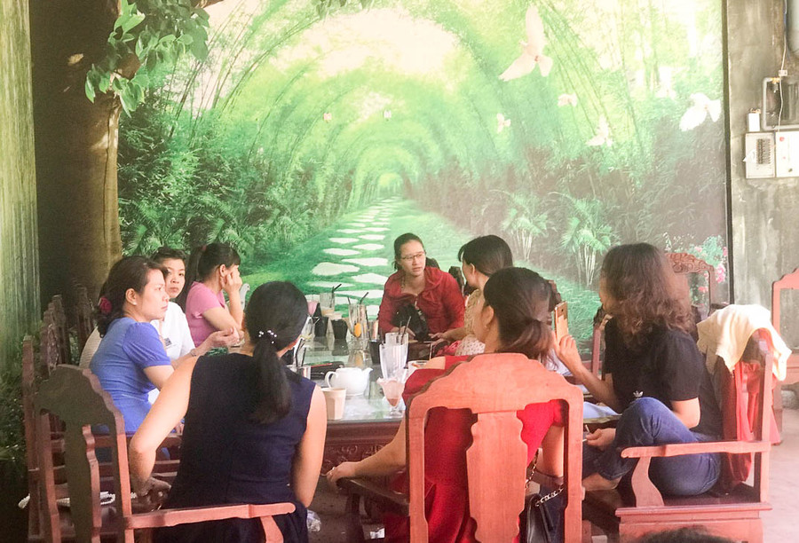 Ngày nghỉ lễ thứ 2 tiết trời quá oi bức nên các quán cà phê cũng là lựa chọn của nhiều người. Ảnh: Trần Dung Ngày nghỉ lễ thứ 2 tiết trời quá oi bức nên các quán cà phê, nhà hàng ăn uống… cũng là lựa chọn của nhiều người