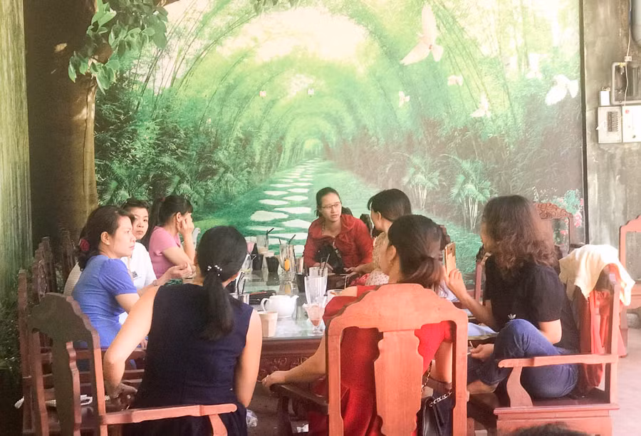 Ngày nghỉ lễ thứ 2 tiết trời quá oi bức nên các quán cà phê, nhà hàng ăn uống… cũng là lựa chọn của nhiều người