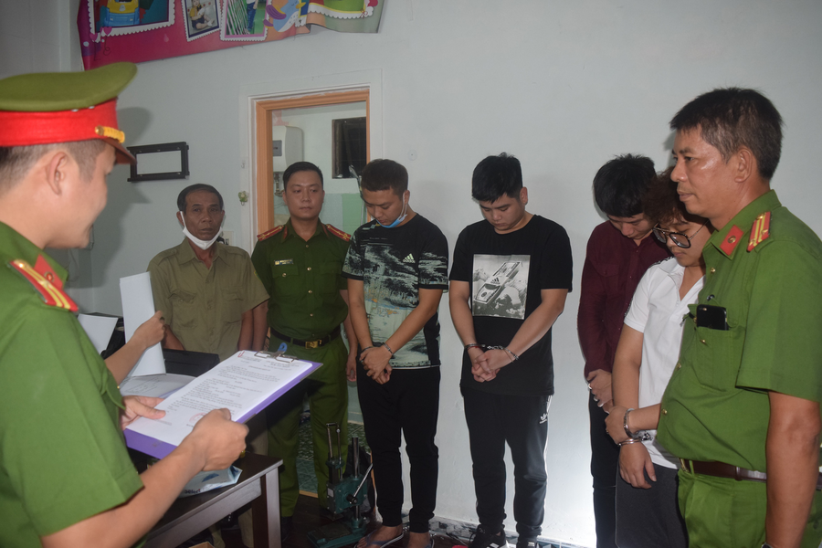 Các đối tượng trong đường dây làm văn bằng, chứng chỉ giả bị bắt giữ.