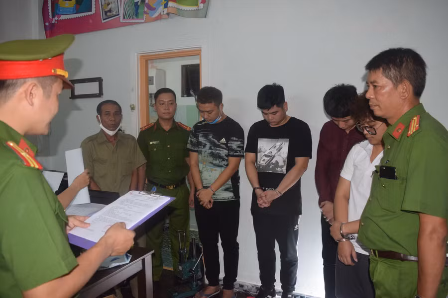 Các đối tượng trong đường dây làm văn bằng, chứng chỉ giả bị bắt giữ.