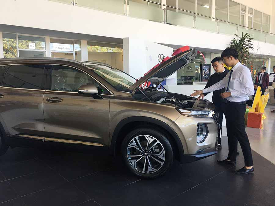  Nhân viên của Hyundai Gia Lai tư vấn xe cho khách hàng. Ảnh: V.T