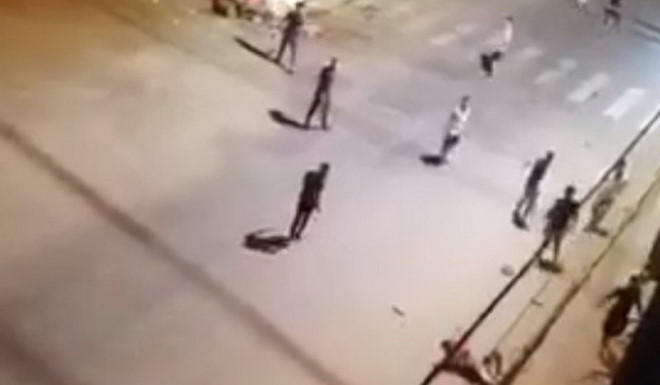 Hình ảnh vụ hỗn chiến ở Quy Nhơn rạng sáng ngày 16.5 - Ảnh cắt từ clip Hình ảnh vụ hỗn chiến ở Quy Nhơn rạng sáng ngày 16.5 - Ảnh cắt từ clip