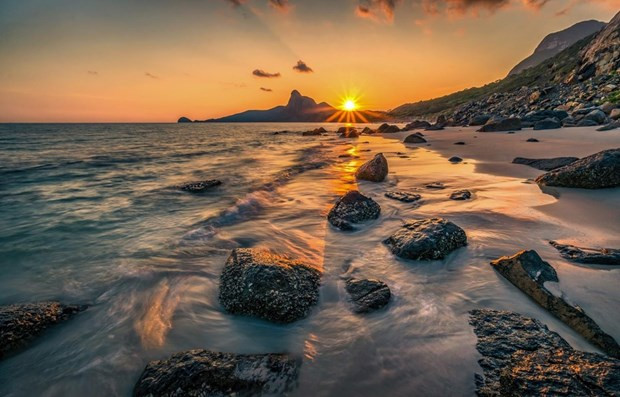 Bờ biển tại Côn Đảo đẹp trong ánh nắng hoàng hôn. (Ảnh: CTV/Vietnam+) Bờ biển tại Côn Đảo đẹp trong ánh nắng hoàng hôn. (Ảnh: CTV/Vietnam+)