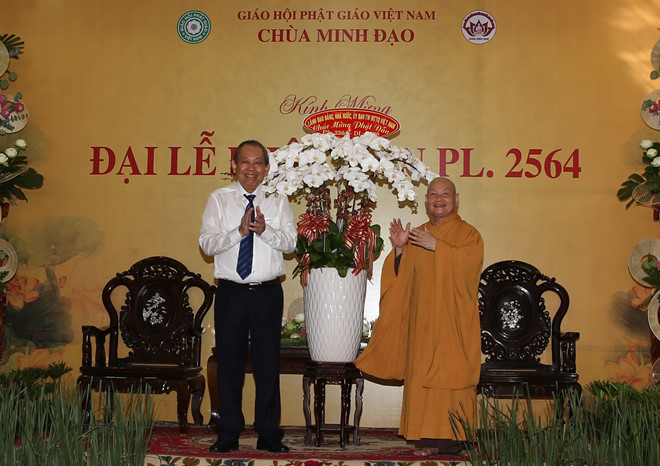 Phó thủ tướng thường trực Chính phủ Trương Hòa Bình chúc mừng Hòa thượng Thích Thiện Nhơn. Ảnh: VGP/Mạnh Hùng