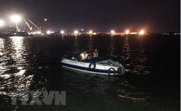 Trong đêm 3/5, Bộ đội Biên phòng Thành phố Hồ Chí Minh khẩn trương triển khai tìm kiếm, cứu hộ nạn nhân mất tích. (Ảnh: TTXVN phát) Trong đêm 3/5, Bộ đội Biên phòng Thành phố Hồ Chí Minh khẩn trương triển khai tìm kiếm, cứu hộ nạn nhân mất tích. (Ảnh: TTXVN phát)