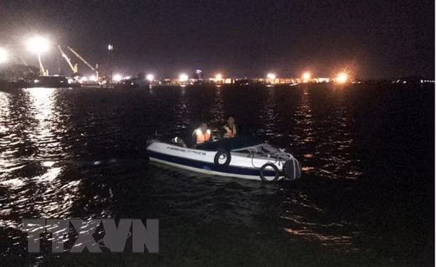 Trong đêm 3/5, Bộ đội Biên phòng Thành phố Hồ Chí Minh khẩn trương triển khai tìm kiếm, cứu hộ nạn nhân mất tích. (Ảnh: TTXVN phát)