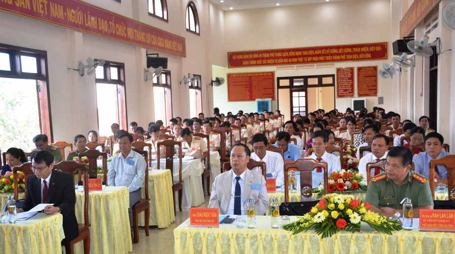 Lãnh đạo Tỉnh ủy Gia Lai và Thành ủy Pleiku dự và chỉ đạo Đại hội. Ảnh: Vĩnh Hoàng 