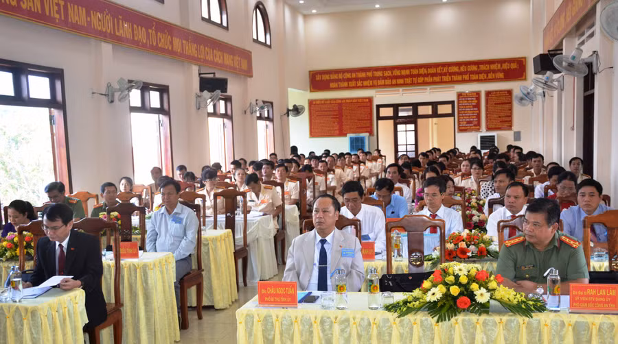 Lãnh đạo Tỉnh ủy Gia Lai và Thành ủy Pleiku dự và chỉ đạo Đại hội. Ảnh: Vĩnh Hoàng 