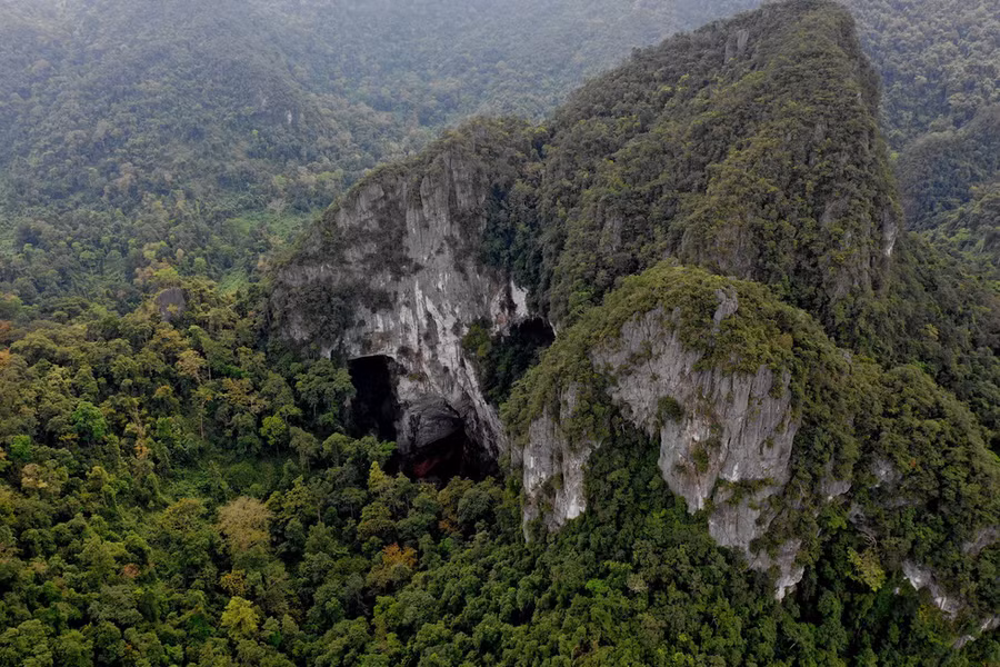 Hố sụt Kong Collapse trong toàn cảnh Vườn quốc gia Phong Nha - Kẻ Bàng - Ảnh: Jungle Boss