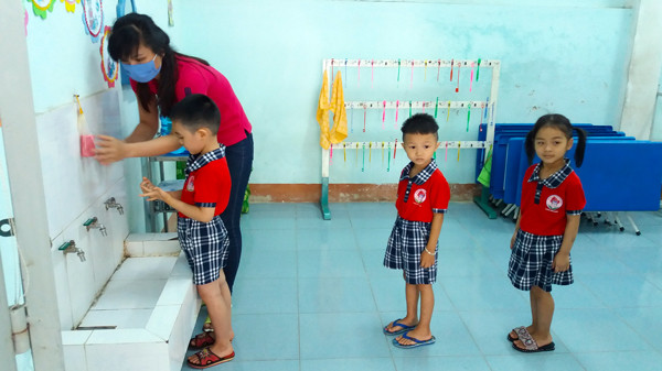 Học sinh Trường Mầm non Hoa Hồng, phường Hội Thương, TP.Pleiku rửa tay trước khi ăn. Ảnh: Như Nguyện