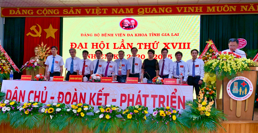 Ban Chấp hành Đảng bộ Bệnh viện Đa khoa tỉnh khóa XVIII ra mắt. Ảnh: Như Nguyện