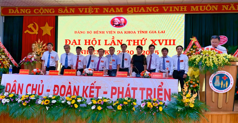 Ban Chấp hành Đảng bộ Bệnh viện Đa khoa tỉnh khóa XVIII ra mắt. Ảnh: Như Nguyện