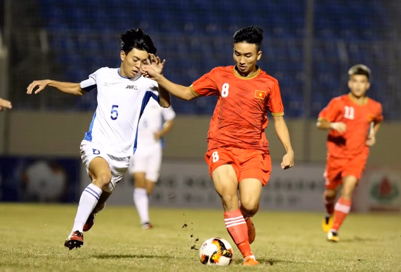 Trần Công Minh của U21 Đồng Tháp (áo đỏ) từng khoác áo U20 Việt Nam và U21 tuyển chọn Việt Nam nhận án kỷ luật vì cá độ. Ảnh: VFF