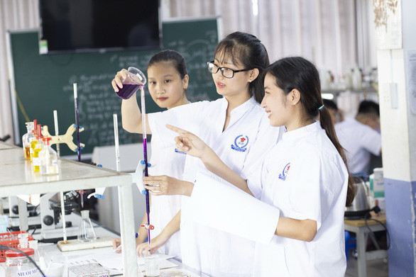 Sinh viên Trường CĐ Quốc tế TP.HCM trong giờ học pha chế - Ảnh: V.T.