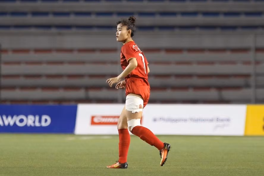 Trung vệ Chương Thị Kiều của tuyển nữ Việt Nam sẽ phẫu thuật chấn thương trong nước. Ảnh: T.L