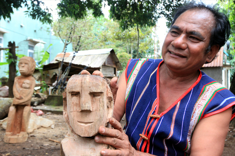 Bằng các dụng cụ thô sơ như rìu, rựa, đục, các nghệ nhân đã thổi hơi thở cuộc sống thường nhật vào trong từng thớ gỗ, tạo nên những mảng, khối hình học, gợi tả thần thái nhân vật. Bằng các dụng cụ thô sơ như rìu, rựa, đục, các nghệ nhân đã thổi hơi thở cuộc sống thường nhật vào trong từng thớ gỗ, tạo nên những mảng, khối hình học, gợi tả thần thái nhân vật.