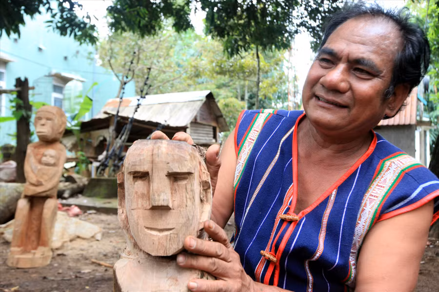 Bằng các dụng cụ thô sơ như rìu, rựa, đục, các nghệ nhân đã thổi hơi thở cuộc sống thường nhật vào trong từng thớ gỗ, tạo nên những mảng, khối hình học, gợi tả thần thái nhân vật.