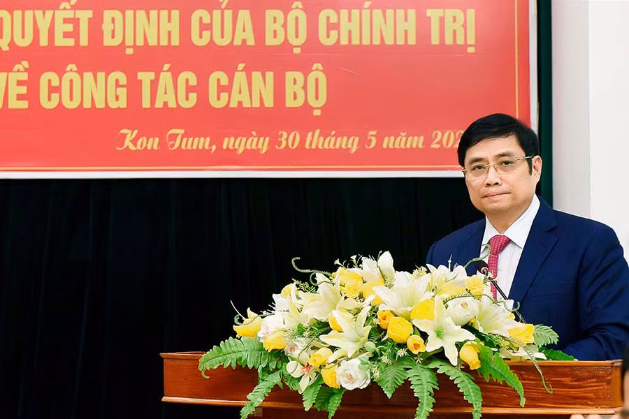 Đồng chí Phạm Minh Chính-Ủy viên Bộ Chính trị, Bí thư Trung ương Đảng, Trưởng ban Tổ chức Trung ương chúc mừng và tin tưởng tân Bí thư Tỉnh ủy Kom Tum Dương Văn Trang sẽ hoàn thành xuất sắc nhiệm vụ trên cương vị mới. Ảnh: Đức Thụy