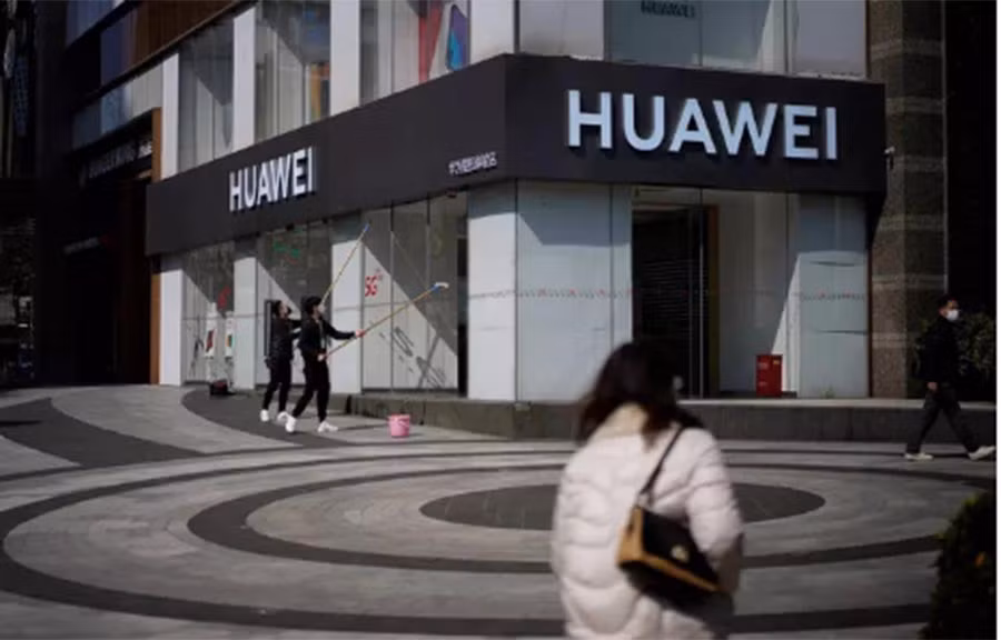 Một cửa hàng của Huawei tại TP Thượng Hải - Trung Quốc Ảnh: Reuters