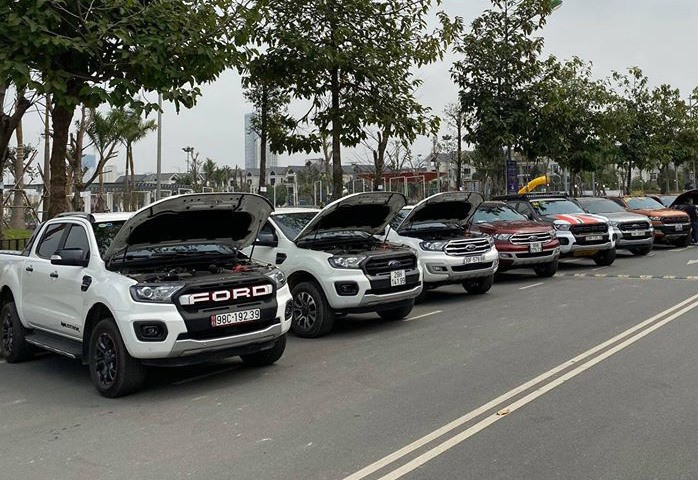 Xe Ford bị rò rỉ dầu động cơ. Ảnh: Thanh Tùng 