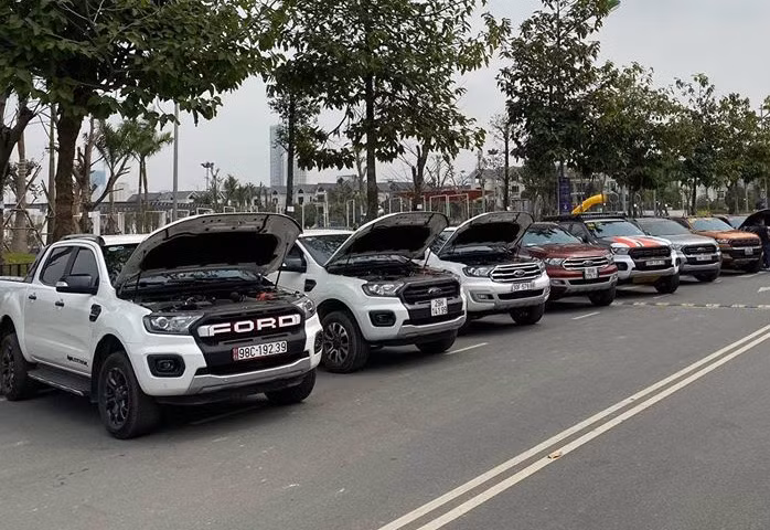 Xe Ford bị rò rỉ dầu động cơ. Ảnh: Thanh Tùng 