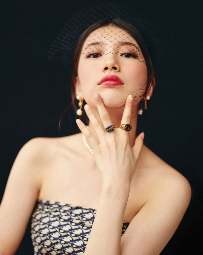 Sử dụng những phụ kiện như bông tai ngọc trai, nhẫn bản lớn và mạng che mặt bằng lưới, nhan sắc tuổi 26 của Suzy càng thêm rực rỡ ẢNH: VOGUE KOREA