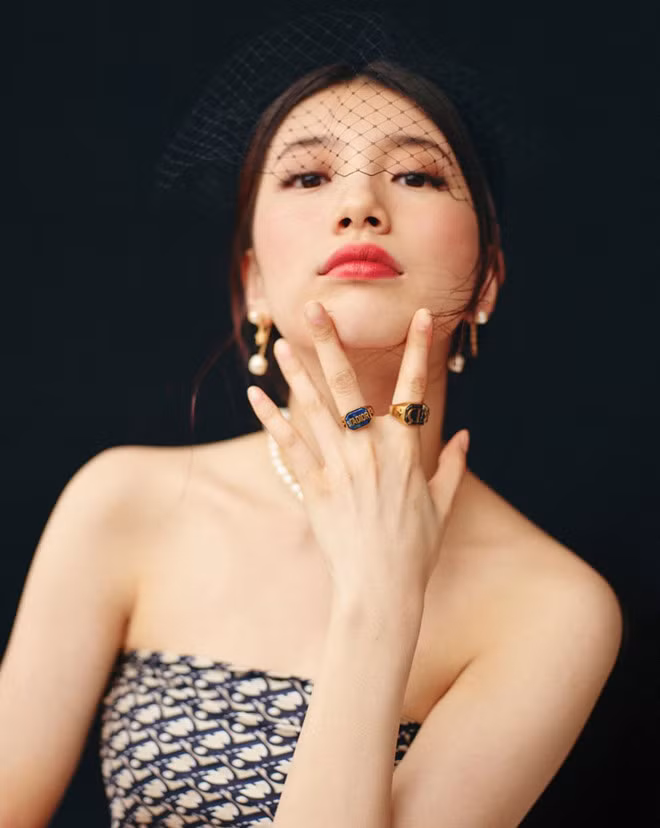 Sử dụng những phụ kiện như bông tai ngọc trai, nhẫn bản lớn và mạng che mặt bằng lưới, nhan sắc tuổi 26 của Suzy càng thêm rực rỡ ẢNH: VOGUE KOREA