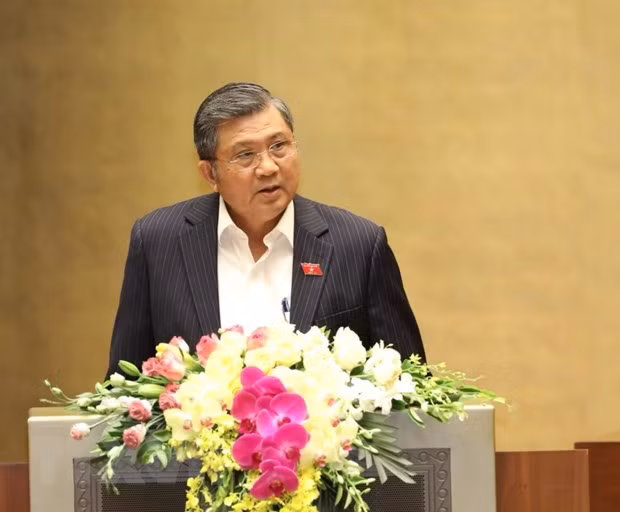 Chủ nhiệm Ủy ban Đối ngoại của Quốc hội Nguyễn Văn Giàu trình bày Báo cáo thẩm tra về việc phê chuẩn Hiệp định Bảo hộ đầu tư giữa một bên là CHXHCN Việt Nam và một bên là Liên minh châu Âu và các nước thành viên Liên minh châu Âu (EVIPA). (Ảnh: Văn Điệp/TTXVN)