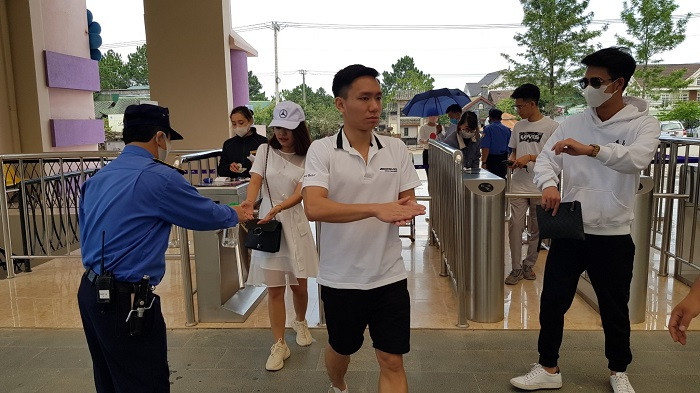 Du khách đến tham quan tại Thung lũng tình yêu được sát khuẩn và kiểm tra thân nhiệt theo quy định.