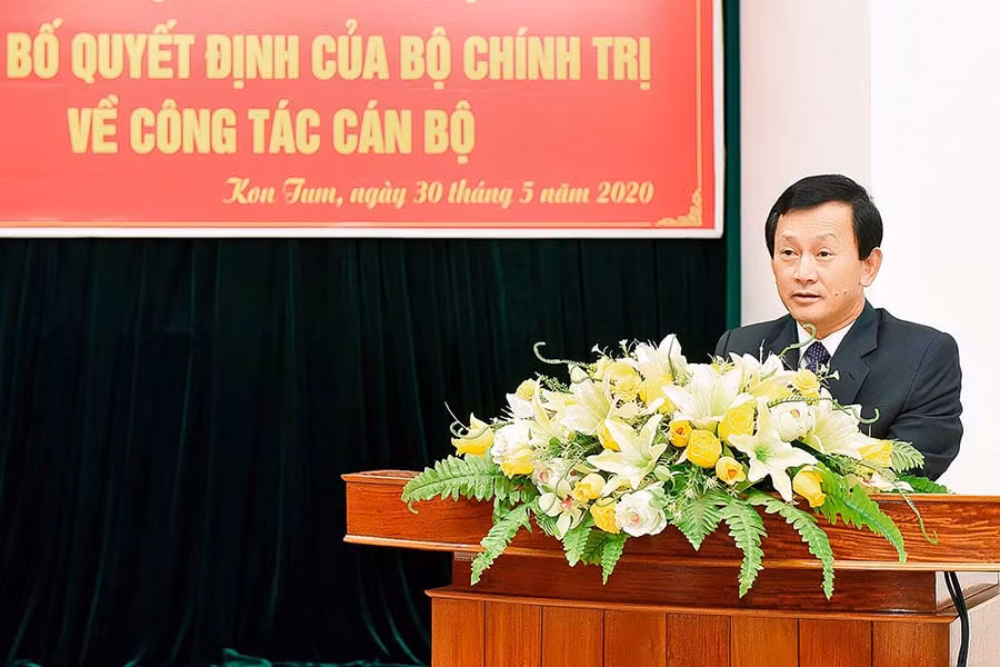  Đồng chí Dương Văn Trang cảm ơn sự tin tưởng của Đảng, Bộ Chính trị, Ban Bí thư đã tin tưởng giao nhiệm vụ, đồng thời hứa quyết tâm nỗ lực phấn đấu hoàn thành các mục tiêu phát triển của tỉnh Kom Tum trong giai đoạn mới. Ảnh: Đức Thụy