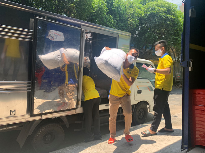 Ông chủ xưởng may tháo vác, không ngại làm nhiều công việc nặng trong xưởng may. Ảnh: LÊ NAM