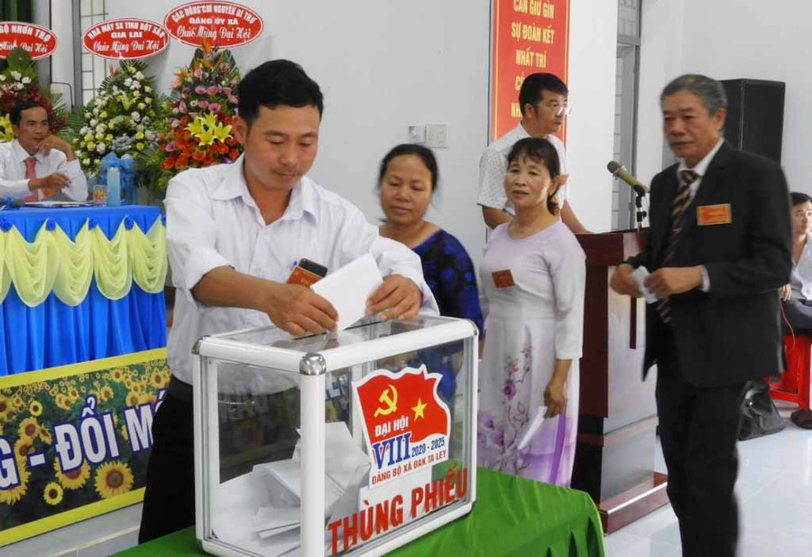 Đảng viên bỏ phiếu bầu cử Bí thư Đảng ủy xã. Ảnh: Thanh Nhật