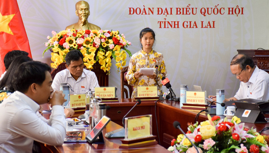  Đại biểu Quốc hội tỉnh Gia Lai Ksor HBơ Khăp đóng góp nhiều ý kiến chất lượng tại phần thảo luận về việc thực hiện chính sách, pháp luật về phòng-chống xâm hại trẻ em. Ảnh: T.D