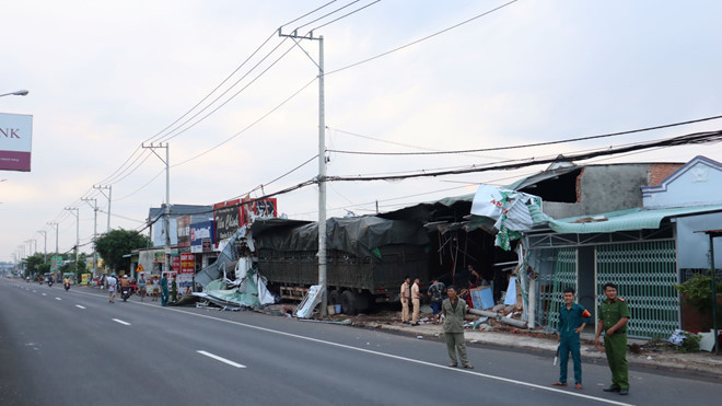 Vụ tai nạn xảy ra lúc rạng sáng khiến nhiều người dân một phen "thót tim" - Ảnh: Hoàng Giáp Vụ tai nạn xảy ra lúc rạng sáng khiến nhiều người dân một phen