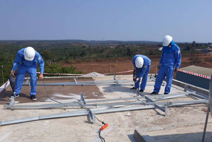 Ngành điện hỗ trợ người dân lắp đặt hệ thống điện mặt trời mái nhà. Ảnh: Hà Duy Ngành điện hỗ trợ người dân lắp đặt hệ thống điện mặt trời mái nhà. Ảnh: Hà Duy