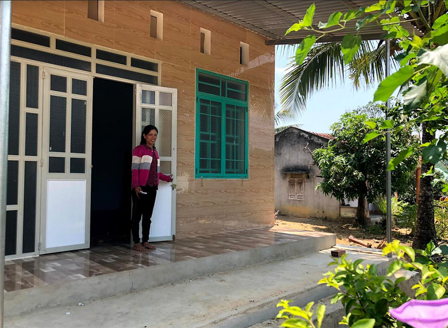 Chị Đinh Thị Biêu (làng Pốt, xã Song An, thị xã An Khê) xây nhà khang trang từ tiền bán cây keo. Ảnh: Ngọc Minh Chị Đinh Thị Biêu (làng Pốt, xã Song An, thị xã An Khê) xây nhà khang trang từ tiền bán cây keo. Ảnh: Ngọc Minh