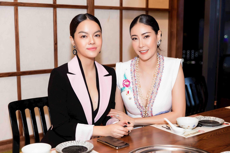 Hoa hậu Hà Kiều Anh và Phạm Quỳnh Anh. Hoa hậu Hà Kiều Anh và Phạm Quỳnh Anh.