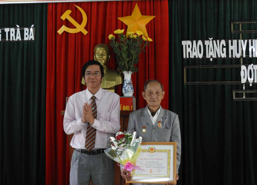  Trao tặng huy hiệu Đảng tại Đảng bộ TP. Pleiku. Ảnh: Thanh Nhật